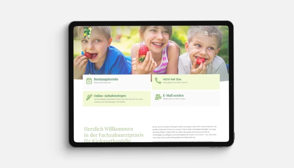 Kinder essen Erdbeeren und lächeln glücklich