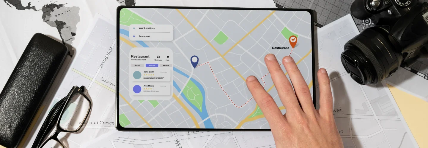 Tablet mit Karten-App und markierter Route auf Tisch