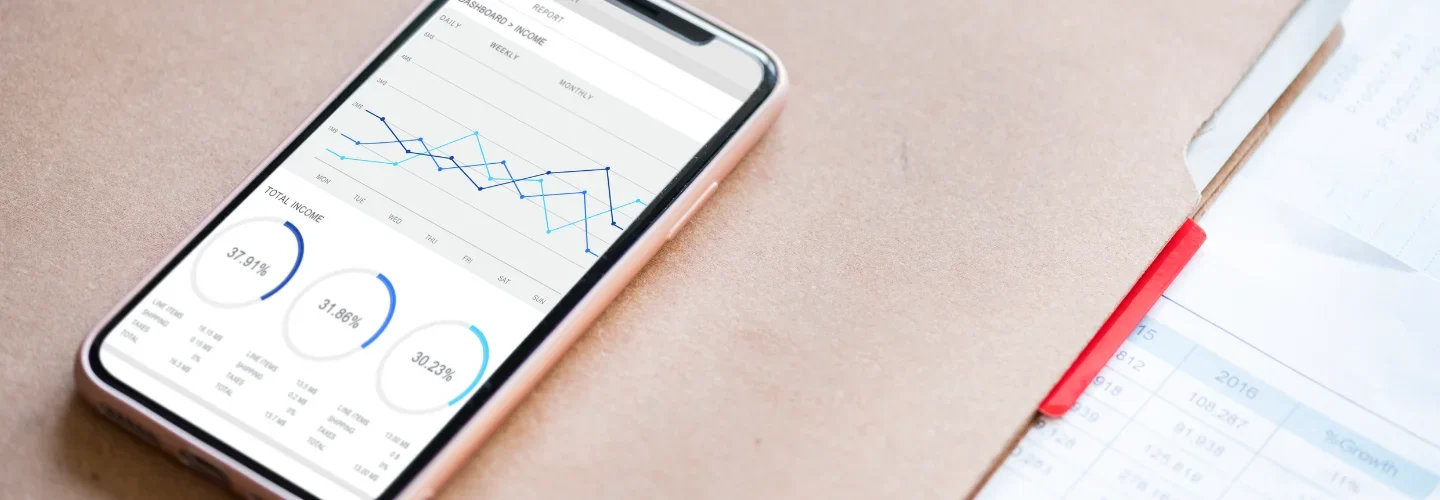 Smartphone zeigt Statistikdiagramme und Analysedaten